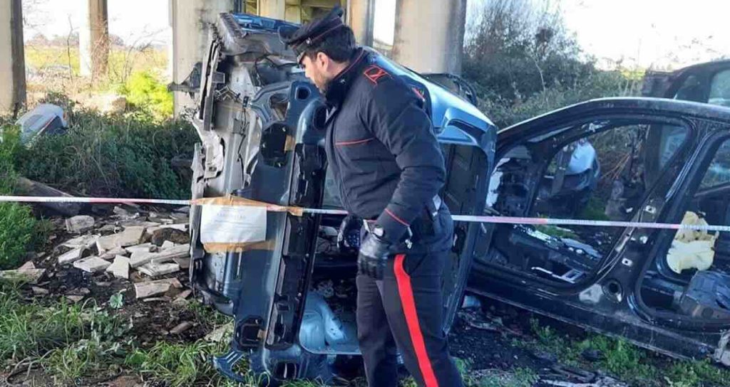 Castel Volturno, discarica abusiva su area demaniale: sequestrati 2.000 mq e carcasse di auto rubate