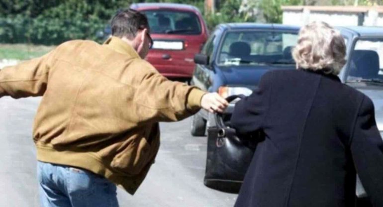 Castellammare, arrestato lo scippatore seriale di anziane