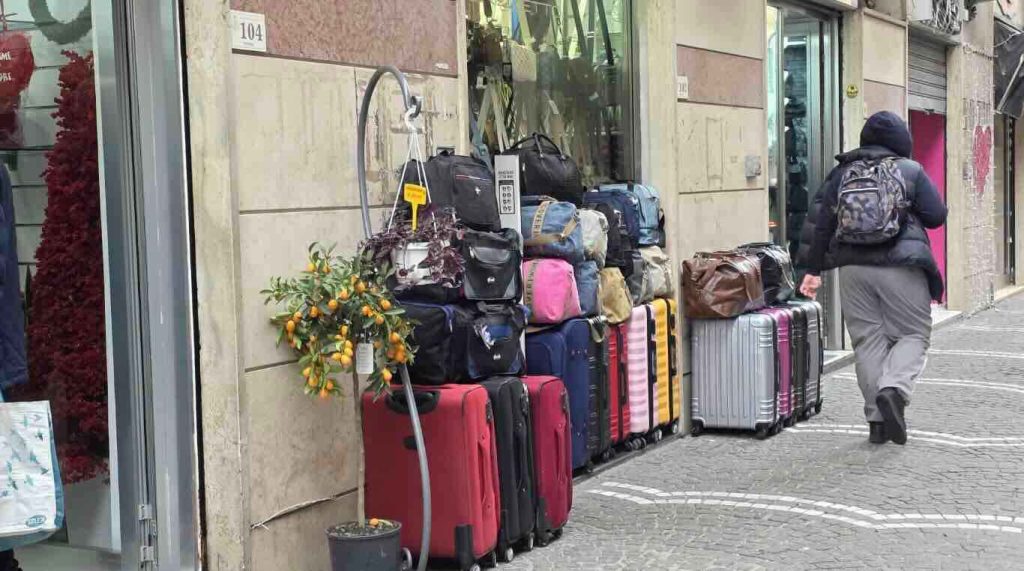 Castellammare, stretta su abusivismi: multe a 6 esercenti per suolo pubblico occupato