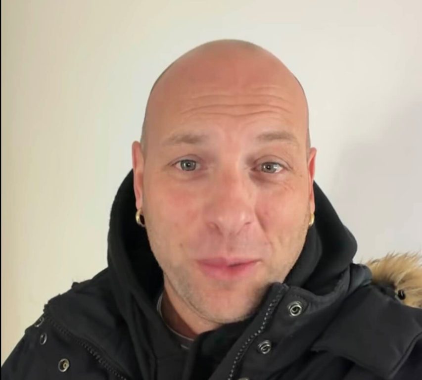 Clementino: «La musica mi ha salvato la vita». Vent’anni di rap, incontri e rinascite