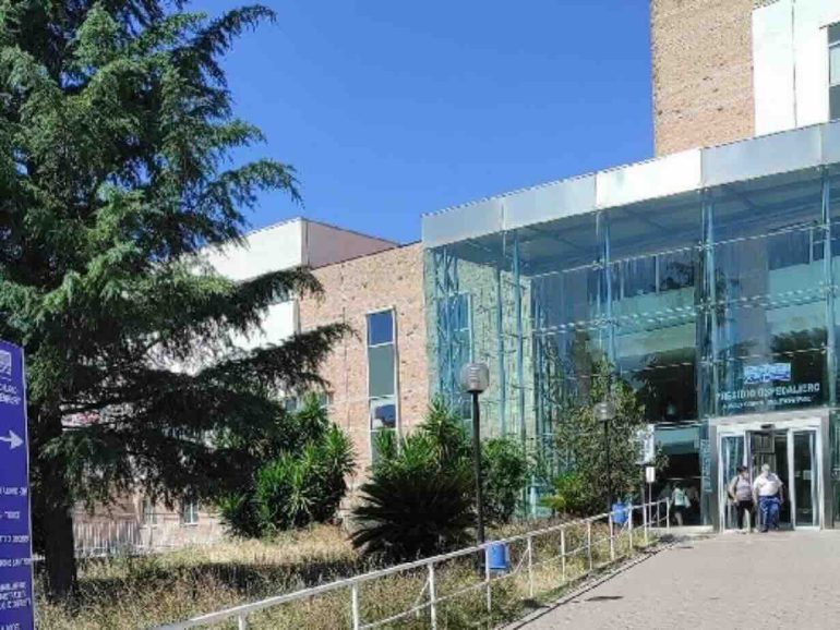 Finge il suicidio ai domiciliari, aggredisce medici in ospedale e tenta la fuga: arrestato 34enne