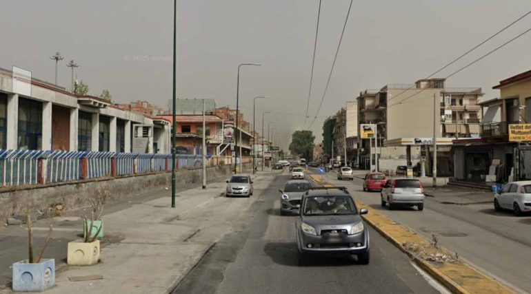 Follia a Secondigliano, molesta i passanti e prende a morsi un carabiniere: arrestato