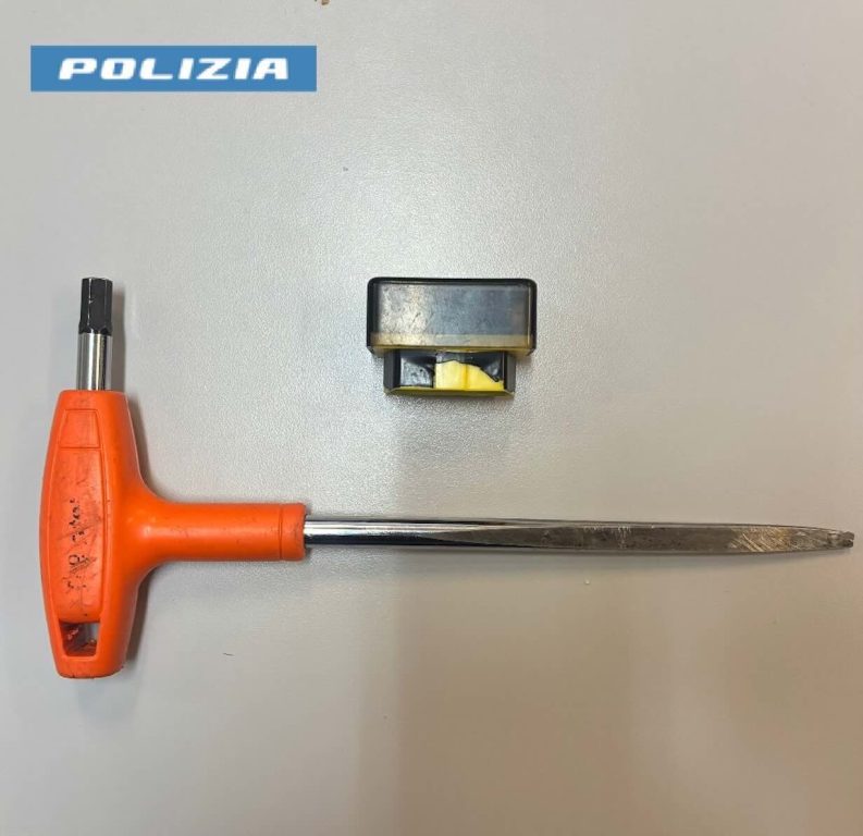 Fuga folle con auto rubata a Barra: 23enne arrestato dopo inseguimento e colluttazione