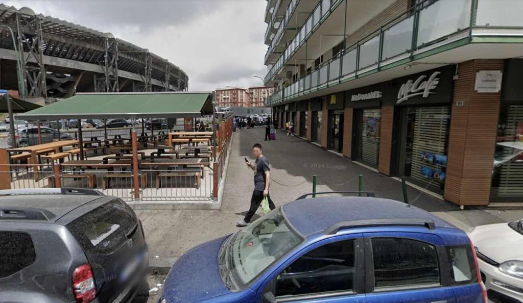 Fuorigrotta, paura nella notte al McDonald’s: rissa tra minorenni, spunta un coltello