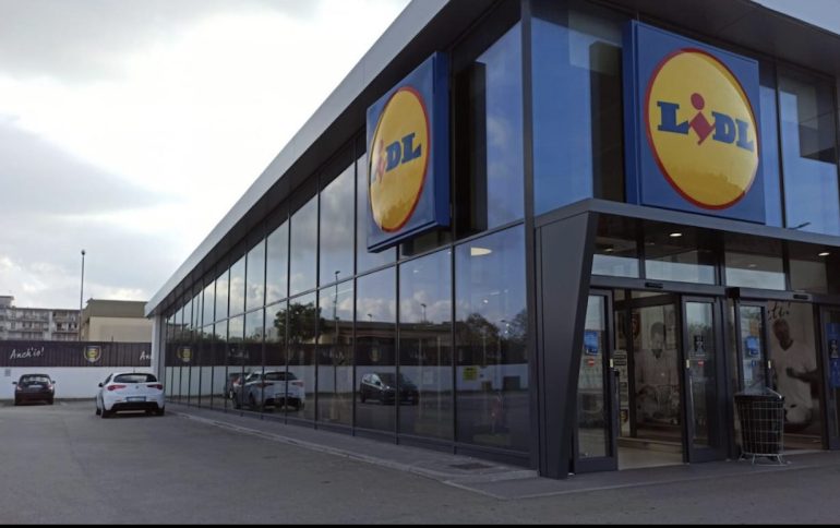 Giugliano, rapina alla Lidl: bandito bloccato dal vigilante