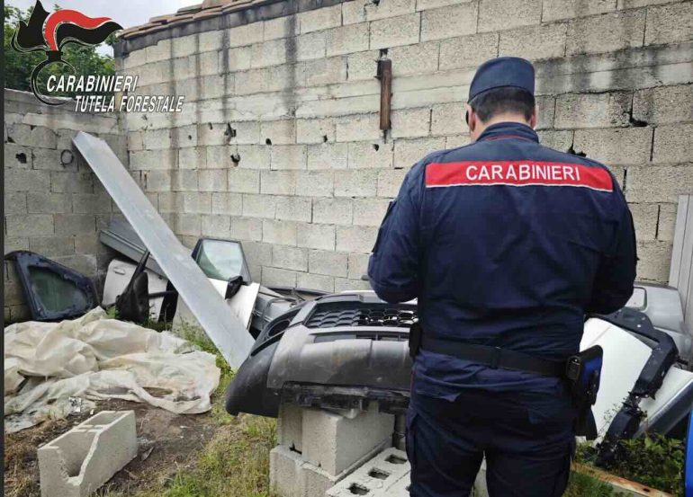 Giugliano, smontava le auto rubate nel fondo agricolo: arrestato