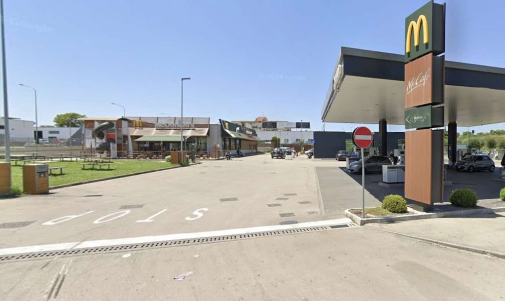 Giugliano, tredenne pestato e ferito vicino al McDonald’s
