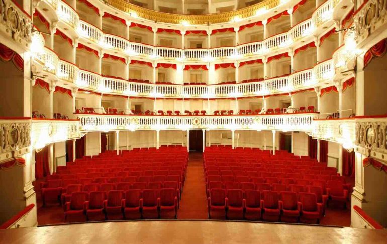 Il Teatro Sannazzaro, la «bomboniera» di via Chiaia: ferita al cuore di Napoli