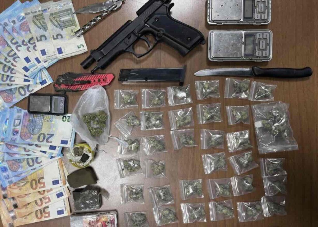 In trasferta da Aversa con droga e pistola replica: 4 giovani arrestati in via Duomo a Napoli