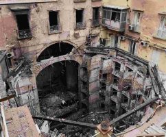 Incendio al Teatro Sannazaro, cresce l’allarme a Chiaia: «Aria irrespirabile e rischi per la salute»