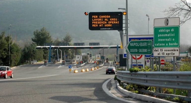 Principio d’incendio su bus turistico sull’A16