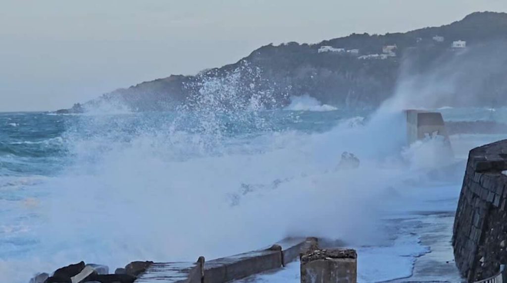 Ischia nella morsa del maltempo: coste flagellate dalla mareggiata, stop agli aliscafi