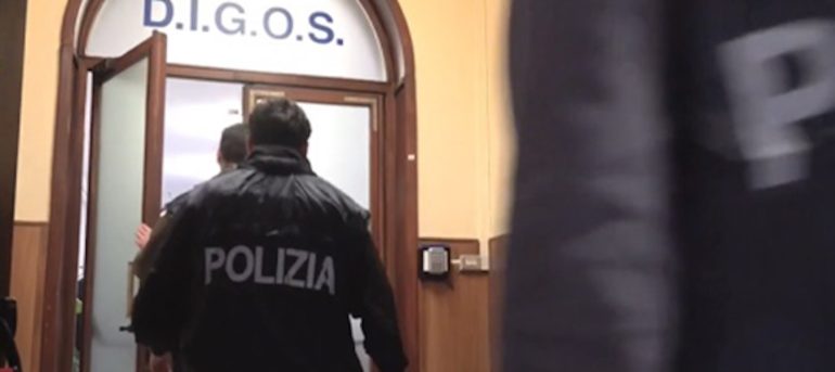 Isis sui computer di due studenti: perquisizioni e sequestri a Napoli