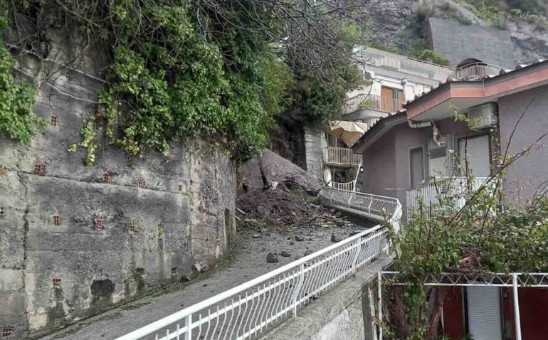 Maltempo a Vietri: frana su un’abitazione, chiusa la Statale Amalfitana