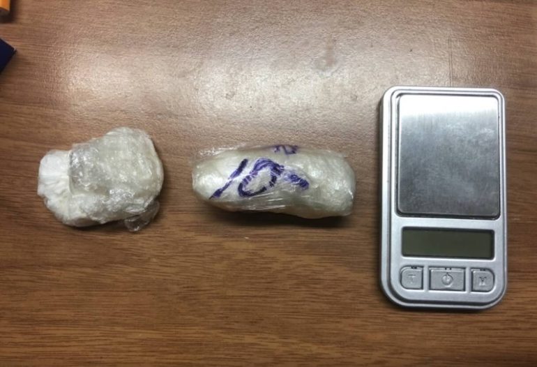 Il bilancino e la droga consegnati dal pusher