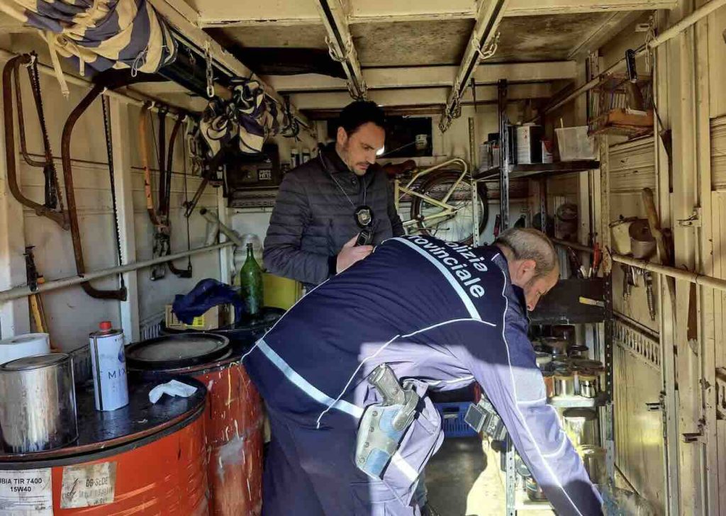 Mondragone, maxi sequestro in ex area Idac: auto rubate, discarica abusiva e cani maltrattati