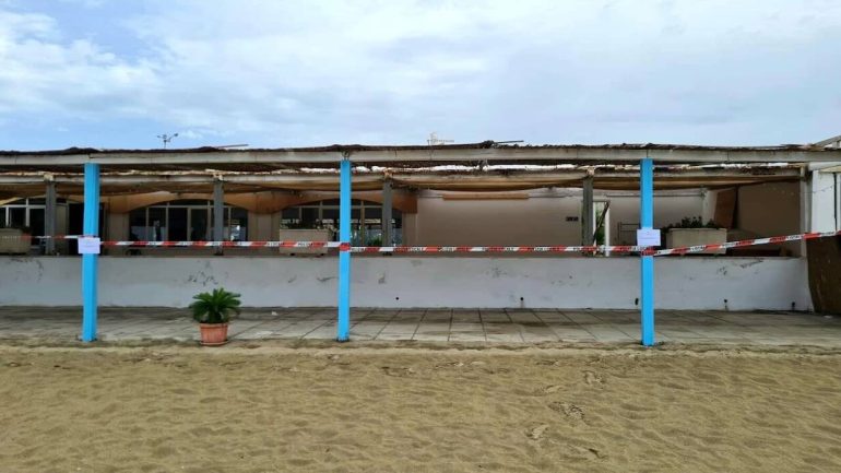 Mondragone, via il villaggio abusivo: restituiti ai cittadini 14mila metri di spiaggia