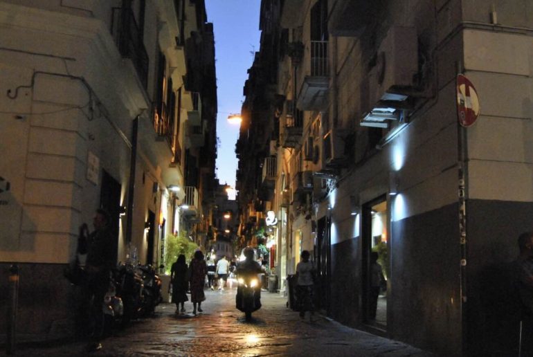 Movida violenta a Chiaia: il Questore chiude il Crazy Night per 30 giorni