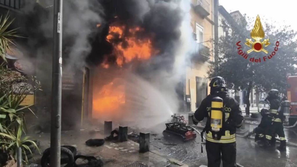 Napoli, 21 sfollati a Secondigliano dopo l’incendio alla pizzzeria