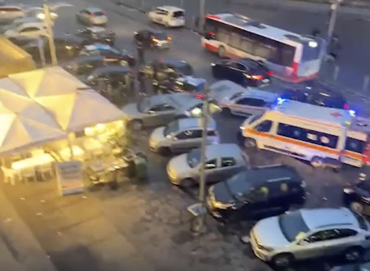 L'arrivo dell'ambulanza a Porta Capuana
