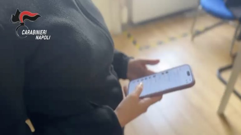 Napoli, allarme truffe su WhatsApp: il «Ghost Pairing» ruba l’account con un finto voto per una nipote