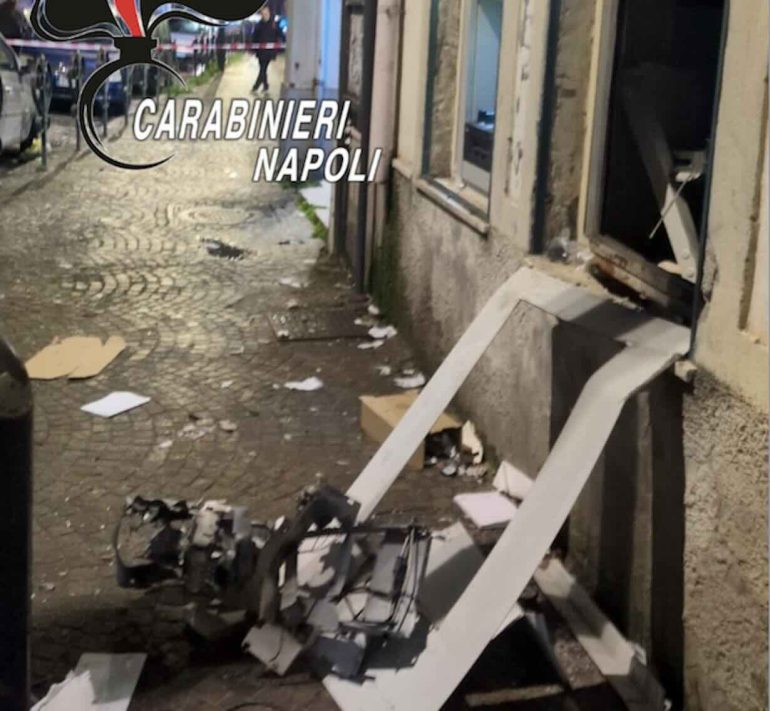 Lo sportello Atm devastato dalla banda della marmotta