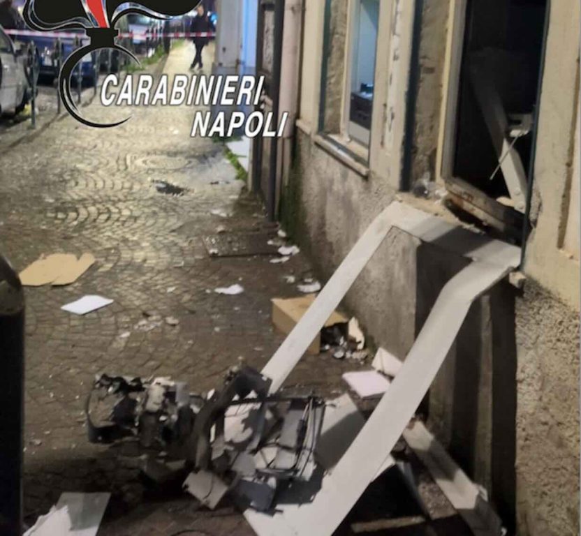 Napoli, ancora un assalto con la «marmotta»: esplode un altro bancomat ma il colpo fallisce