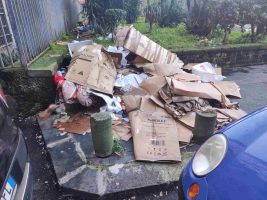 Napoli, antiche mura greche sommerse dai rifiuti in Piazza Cavour: la denuncia