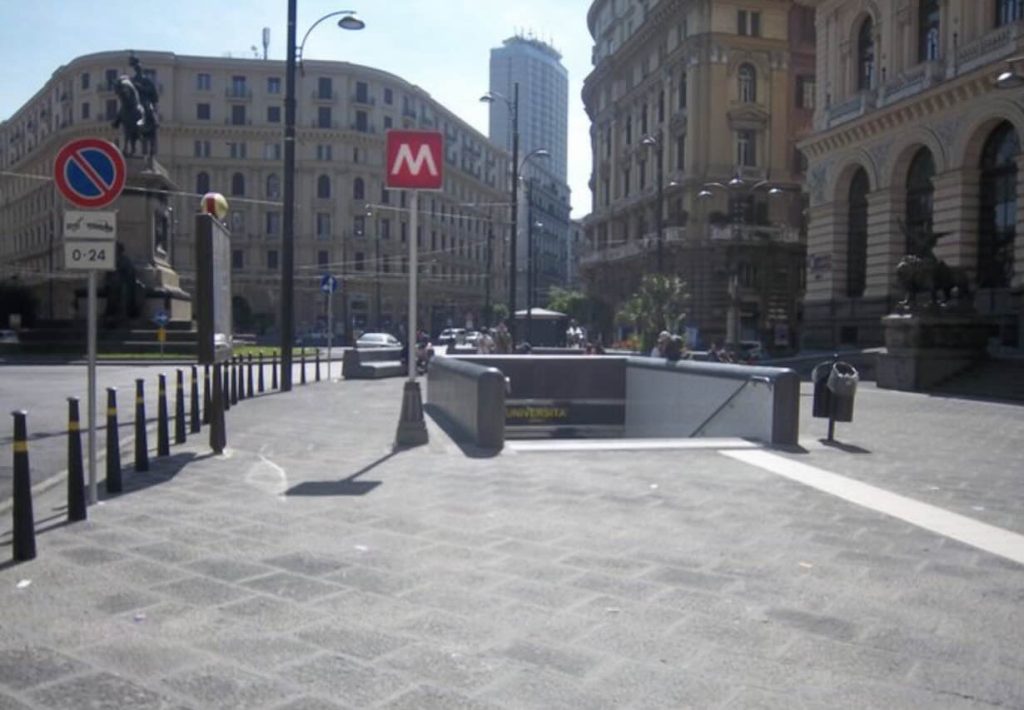 Napoli, borseggiatore trovato con un portafogli rubato nella stazione della Metro Università