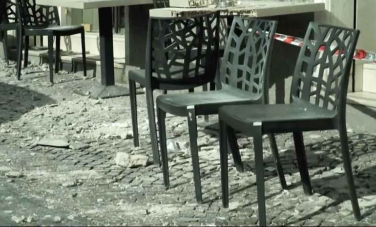 Napoli, detriti in via San Carlo: sfiorata la tragedia a pochi passi dal teatro
