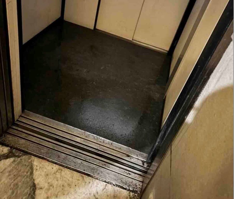 Napoli, emergenza al liceo Genovesi: scuola allagata, studenti sotto la pioggia