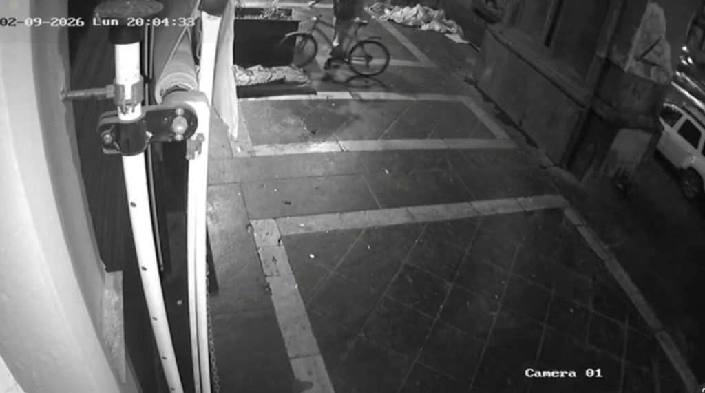 Napoli, furto alla galleria Principe: rubata la bici a un senzatetto