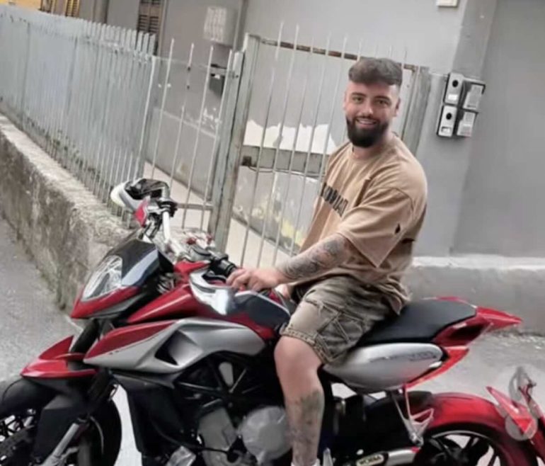 Napoli, i killer del calciatore innocente Umberto Catanzaro «celebrati» sui social dal carcere