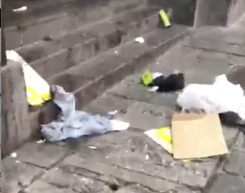 Napoli, i portici di Piazza Museo tra rifiuti e puzza di urina