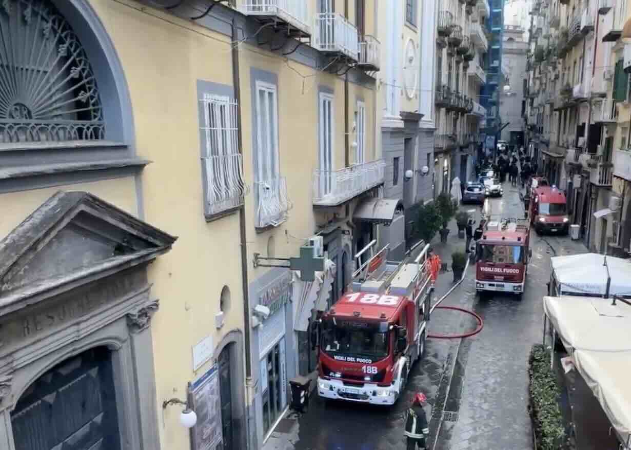 I vigili del fuoco in azione in via Chiaia