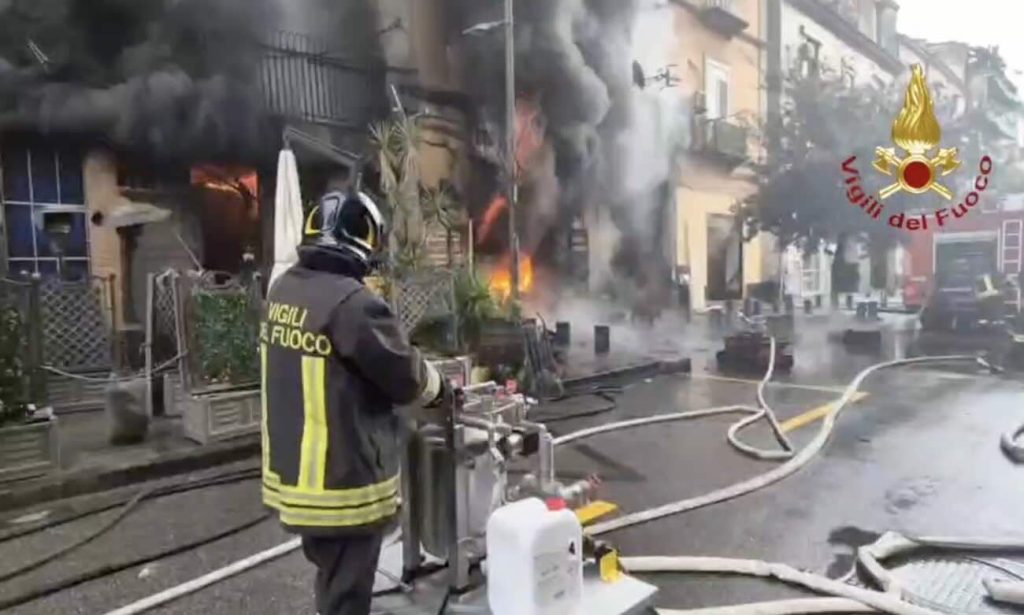 Napoli, incendio a Corso Secondigliano: in fiamme una pizzeria e un’officina