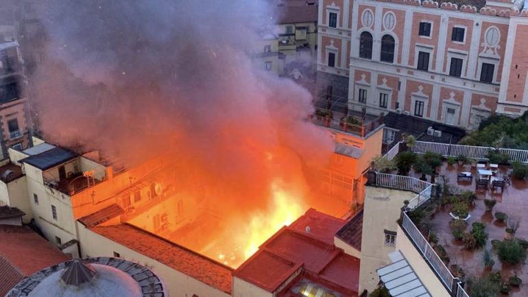 Le fiamme al Teatro Sannazzaro
