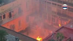 Incendio al Teatro Sannazaro a Napoli, la Prefettura: evacuate 60 persone