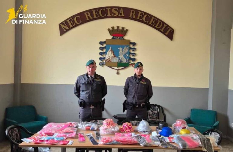 Napoli, la Finanza sequestra 500mila articoli per Carnevale contraffatti