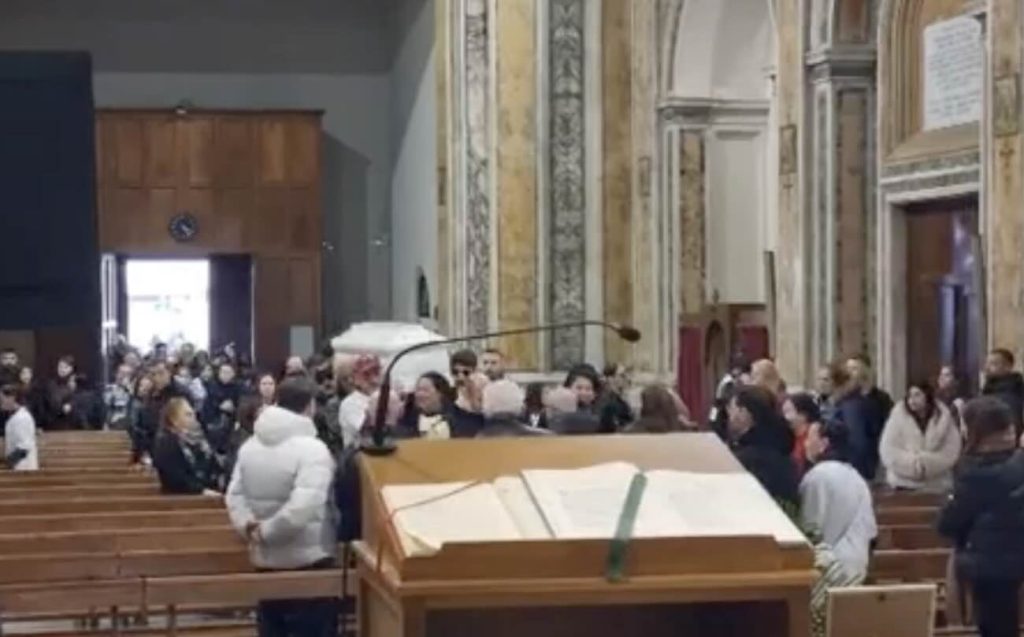 Napoli, lacrime e commozione ai funerali di Jlenia Musella