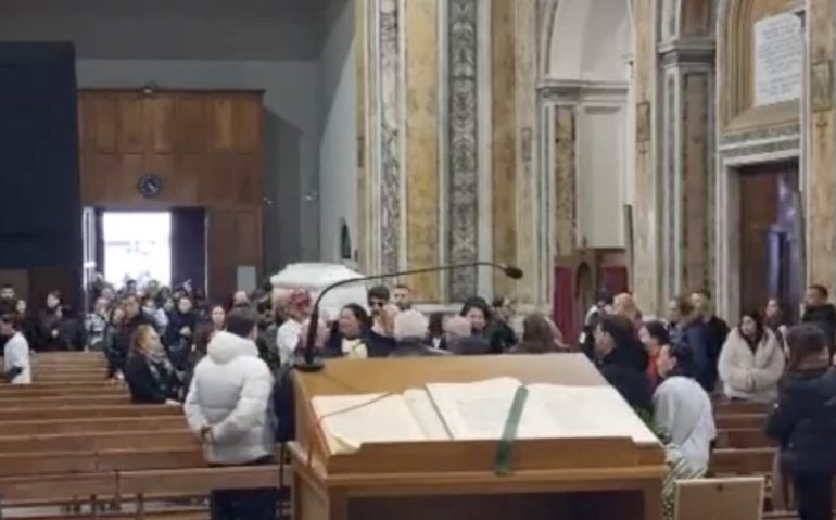 Napoli, lacrime e commozione ai funerali di Jlenia Musella