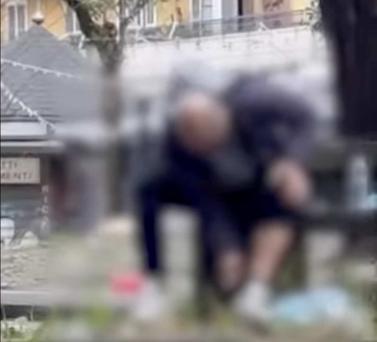 Napoli, l’inferno di Piazza Cavour: il bucatoio della disperazione alla luce del sole