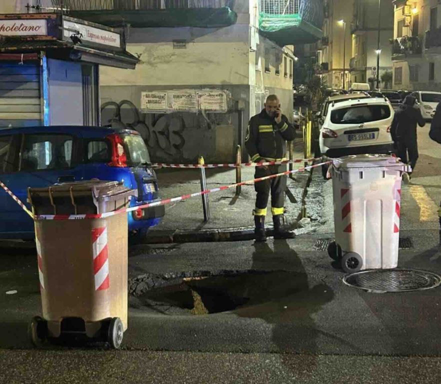 Napoli, maxi voragine al Vomero tra via Martini e via Capaldo