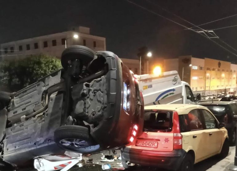 Napoli, operatore Asia travolto da auto a folle velocità: è grave
