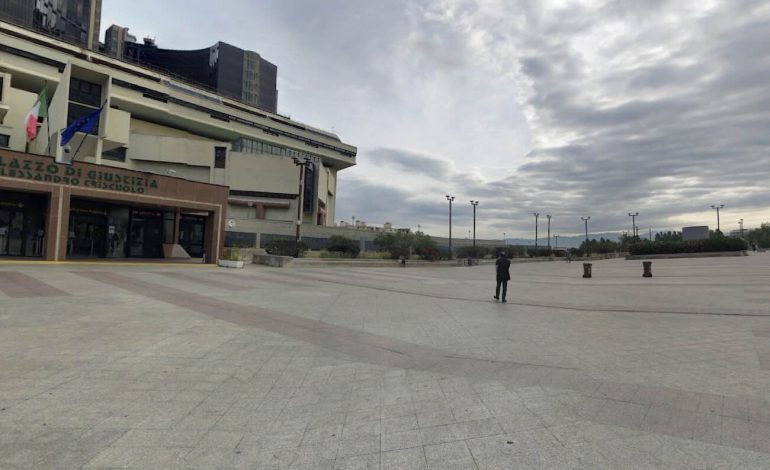 Napoli, rapina una donna alla fermata della metro vicina al Tribunale: arrestato 17enne