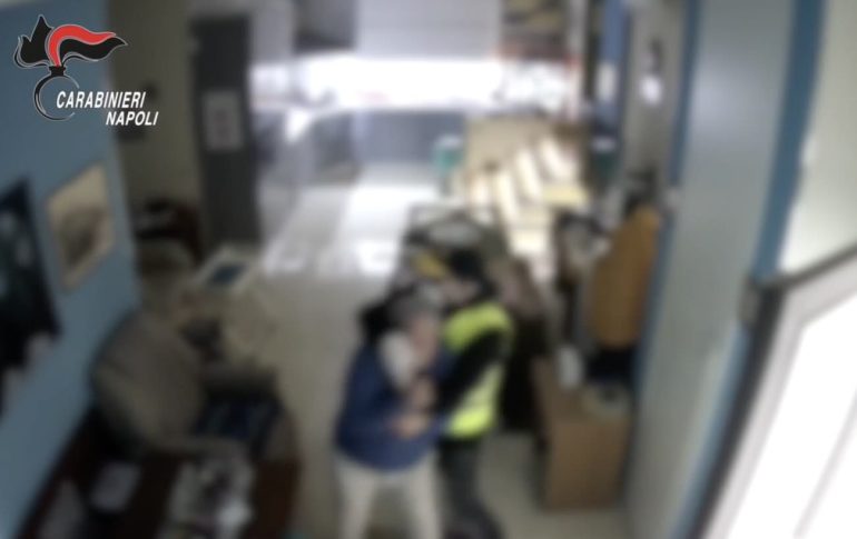 Napoli presa la banda dei finti postini