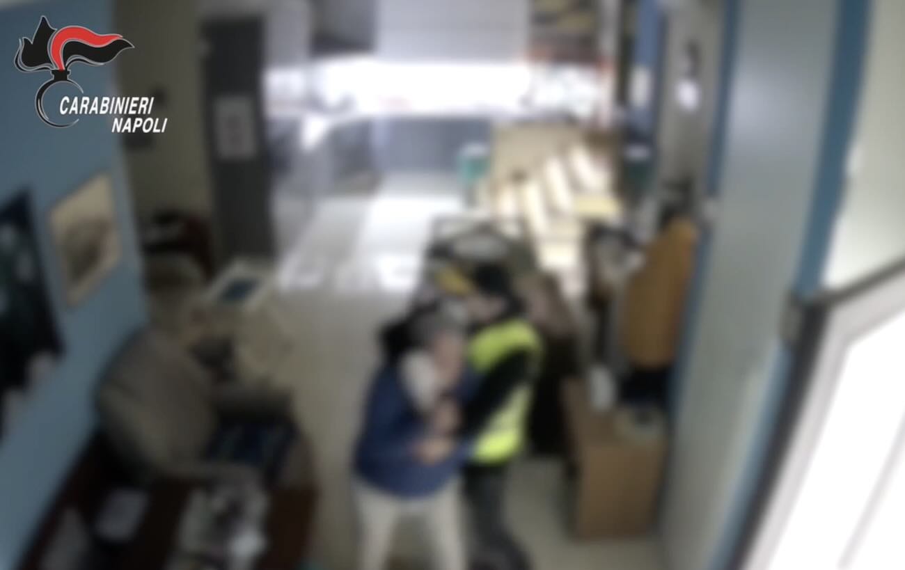 Naples: Fake postman gang defeated: they kidnapped and robbed an elderly man in Fuorigrotta.