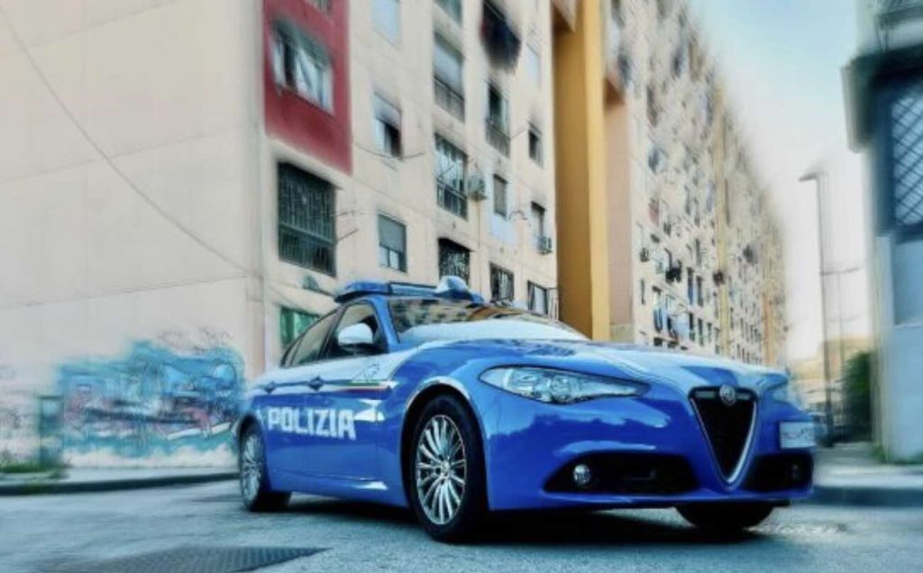 Napoli, scappa all’alt e aggredisce gli agenti: arrestato pusher 24enne