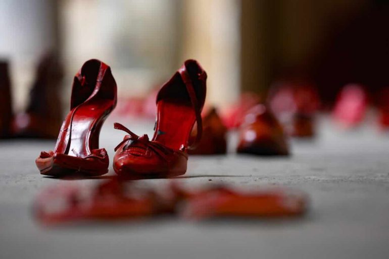 Napoli, scarpe rosse e rossetto come messaggi intimidatori