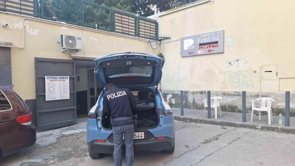 Napoli, scattano i sigilli al Parking Vittoria: un record di illegalità in via Cuoco